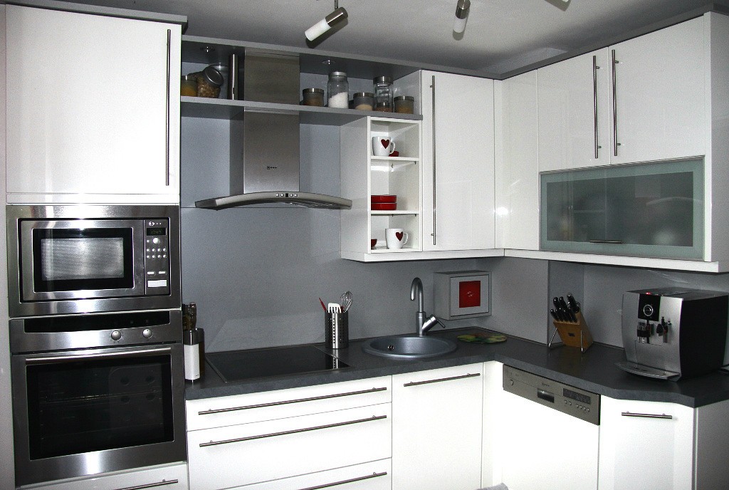 Кухня со встроенной техникой угловая для маленькой кухни фото