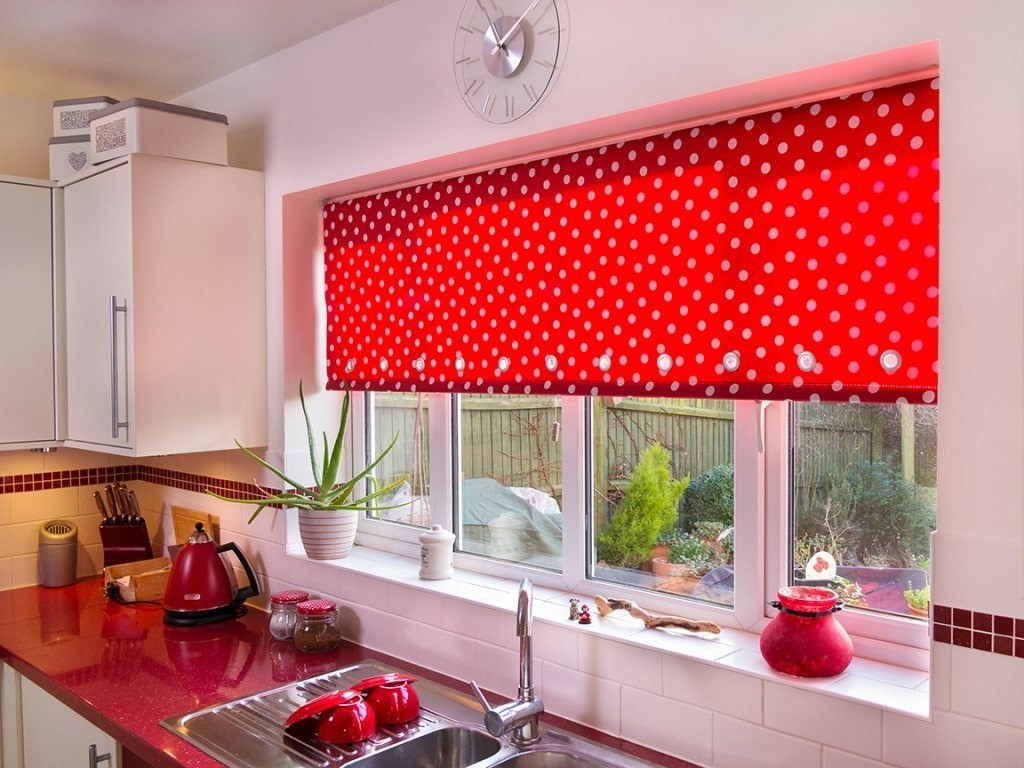 рулонные шторы на кухне фото интерьер