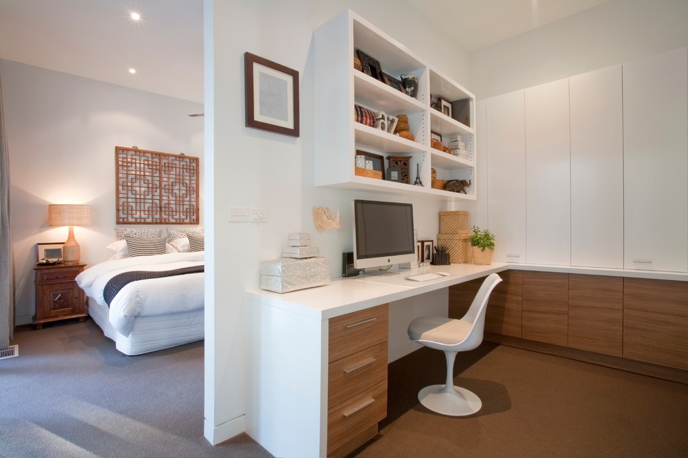 Белая мебель в интерьере кабинета-спальни