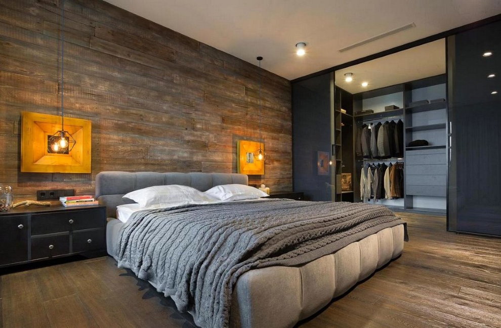 Широкая кровать в спальне стиля лофт