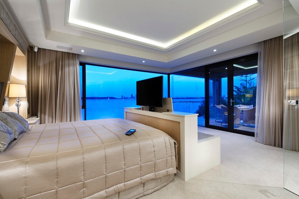 Выдвижной телевизор в спальне с панорамными окнами