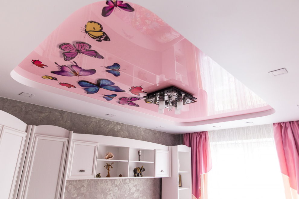 Розовый потолок с фотопечатью в детской комнате