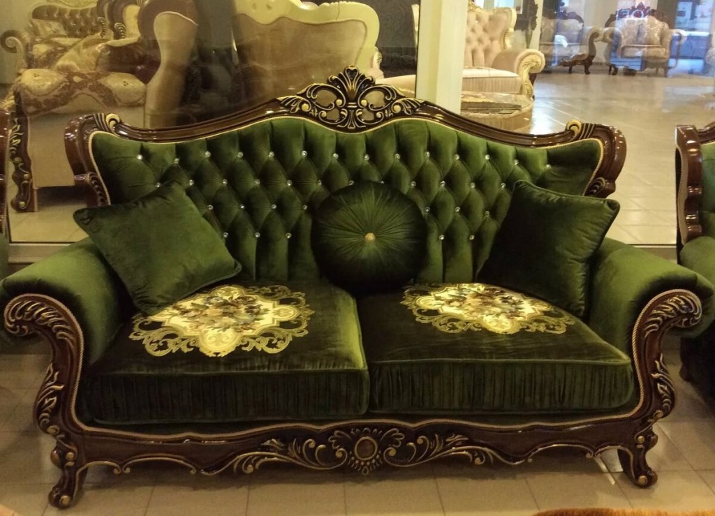 Шикарный диван с резьбой в стиле барокко