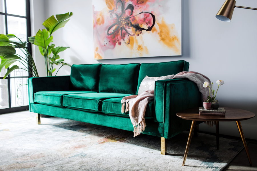 Зеленый диван в дизайне современной гостиной