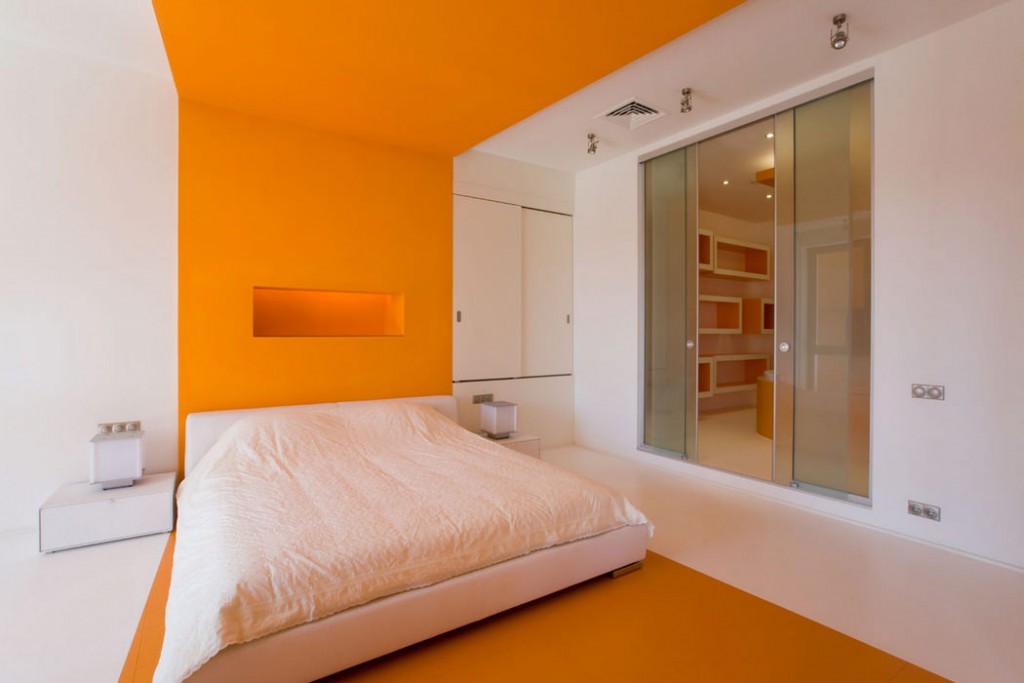 Оранжевая отделка поверхностей в спальной комнате