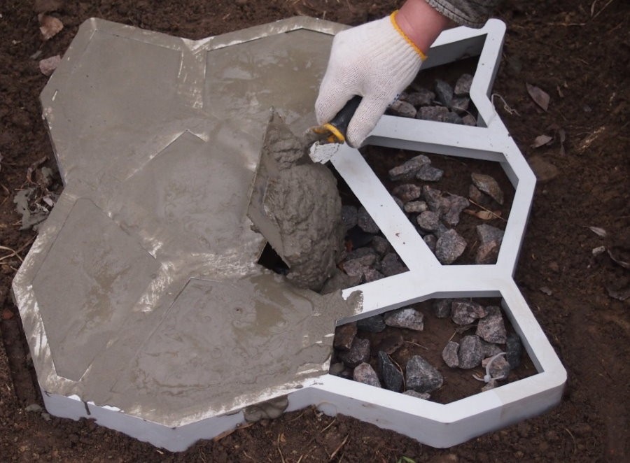 Заливка бетонной плитки в мягкой опалубке