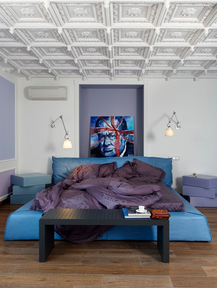 Синяя кровать-подиум в спальне эклектичного стиля