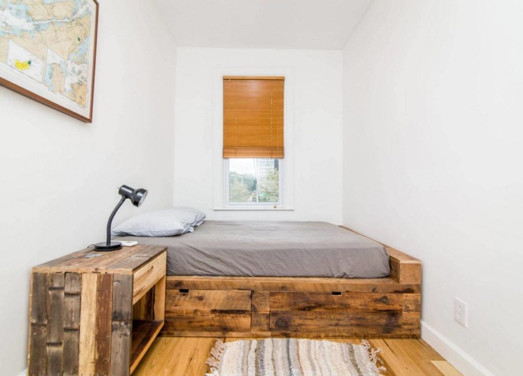 Деревянный подиум с удобной кроватью