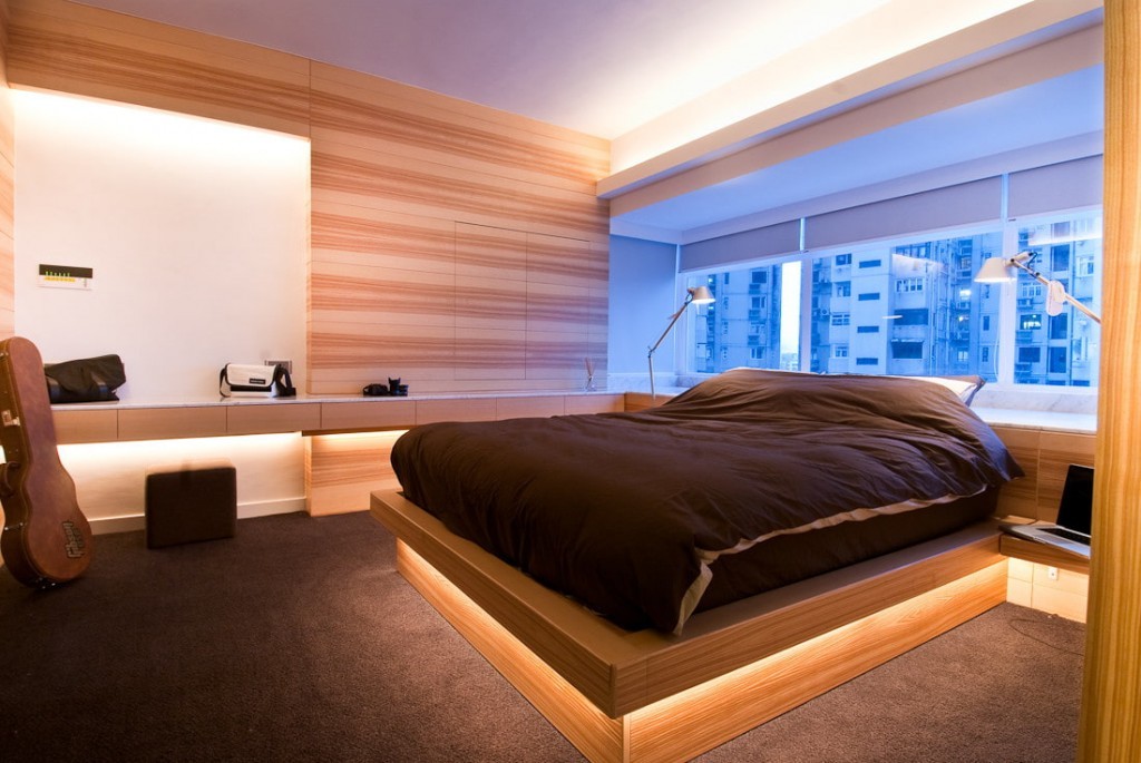 Широкая кровать-подиум с подсветкой внизу