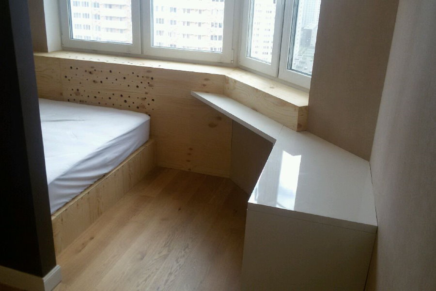 Подиум с кроватью в эркере трехкомнатной квартиры