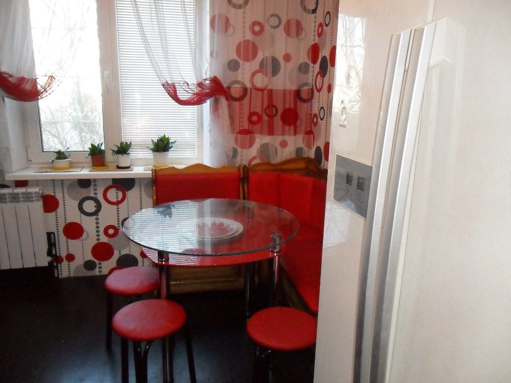 Круглый стол на маленькой кухне в хрущевке фото