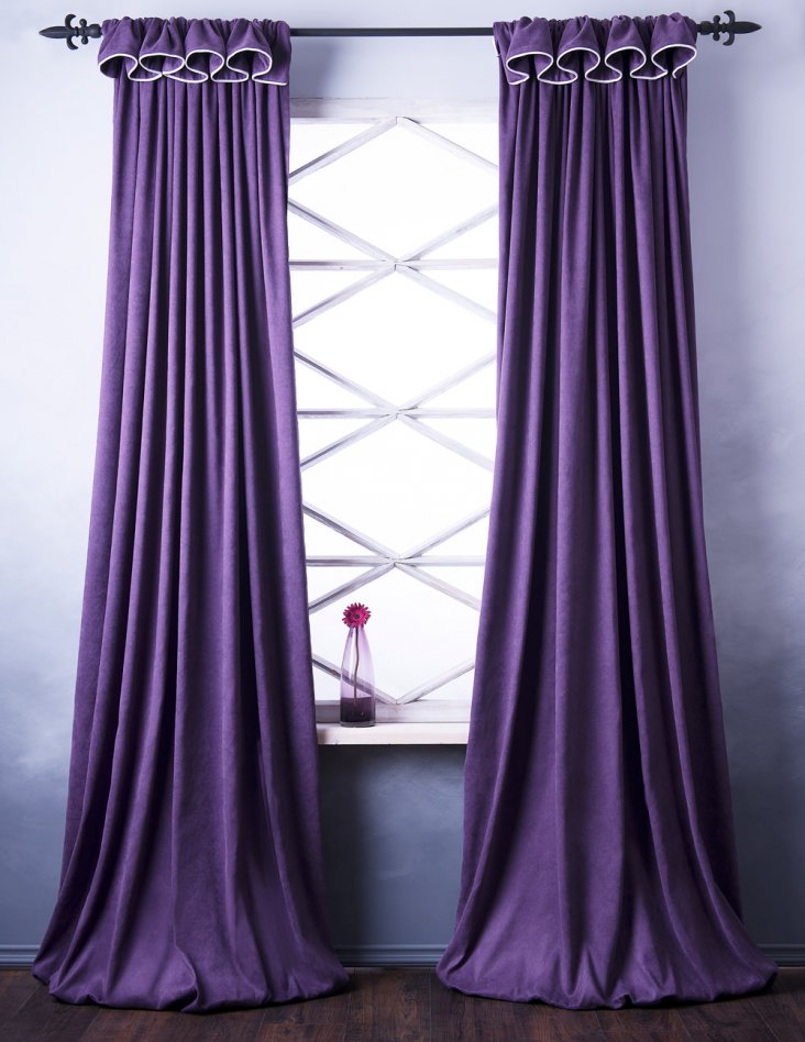 Серые обои и фиолетовые шторы фото