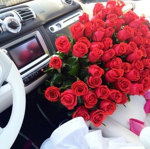 Красивые фото букет цветов в машине 001