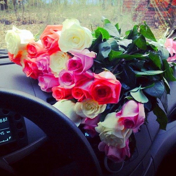 Красивые фото букет цветов в машине 013