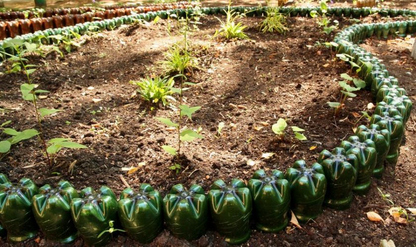 Ограждение из пластиковых бутылок Ограждение из пластиковых бутылок