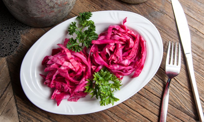 Маринованная капуста кусочками со свёклой