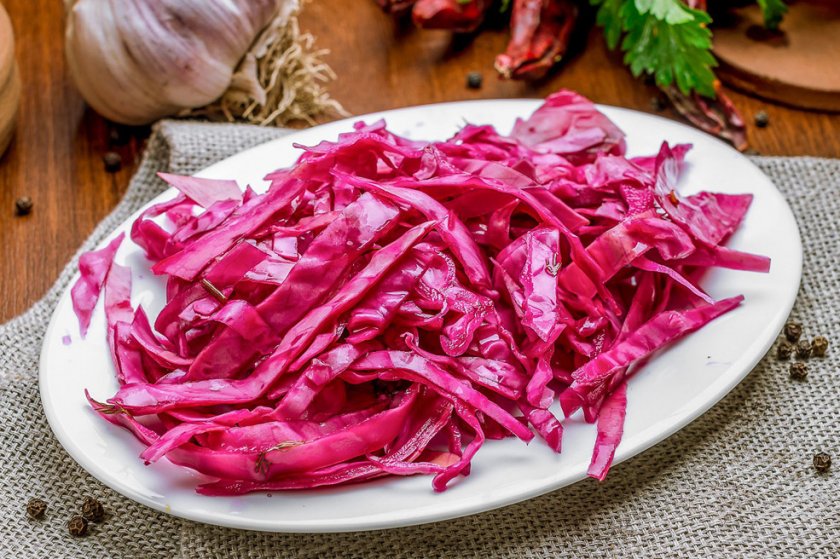 Маринованная капуста кусочками со свёклой