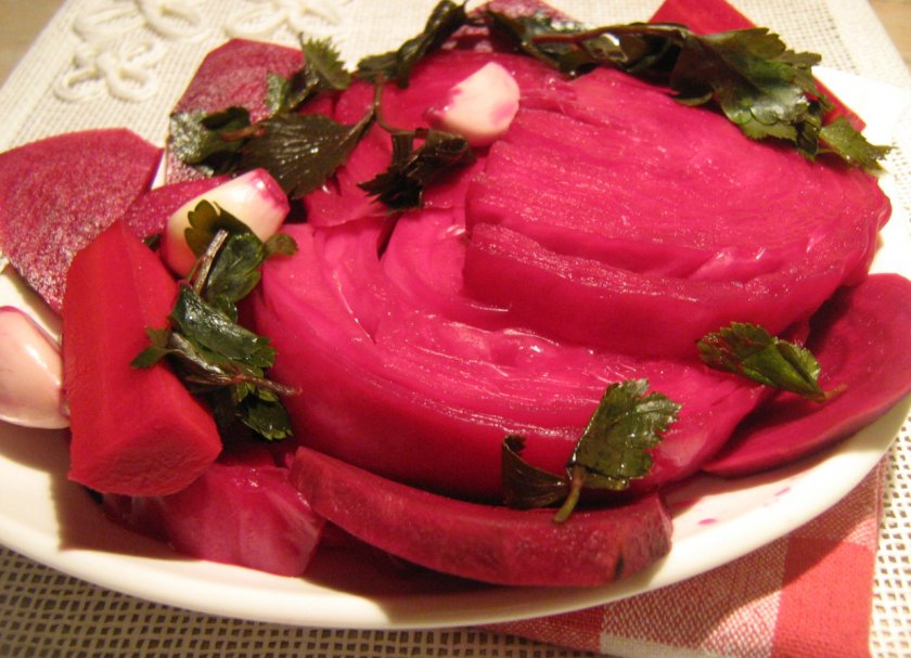 Маринованная капуста кусочками со свёклой