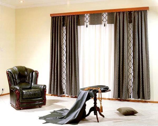 Ночные шторы для гостиной можно использовать, если окна выходят на солнечную сторону