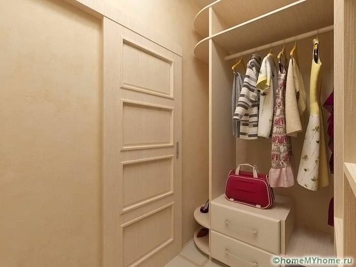 В маленькой комнате можно с комфортом разместить удобные полки и стеллажи