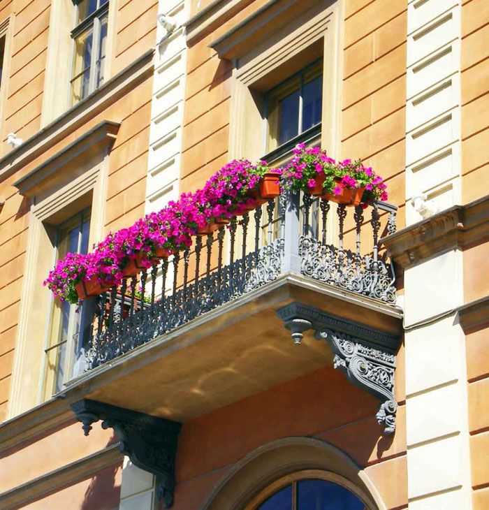 Декоративность балконов обусловлена архитектурным стилем