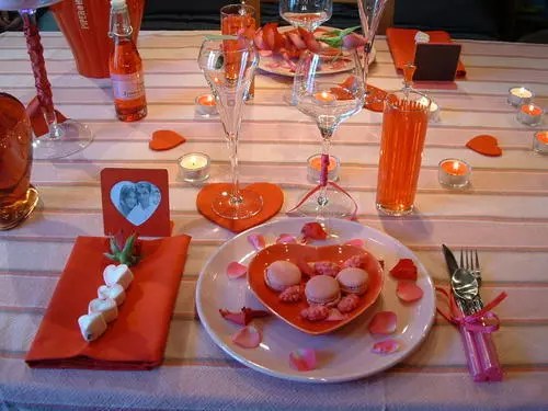 Стол для романтического ужина дома