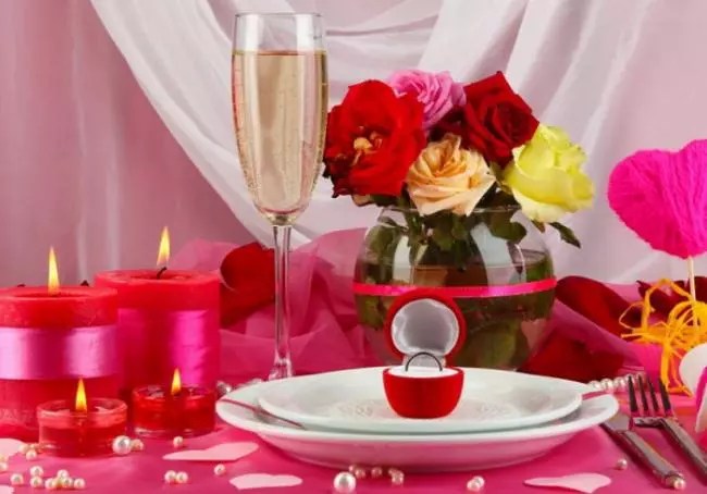 Стол для романтического ужина дома
