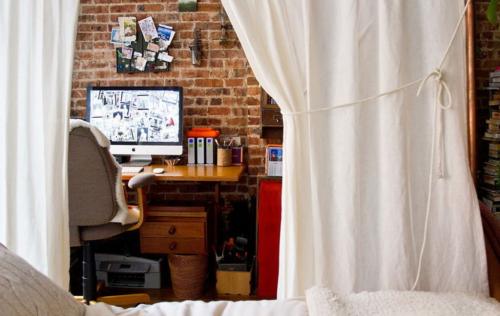 Маленькая гостиная с рабочим местом. 20 креативных способов организовать рабочее место в гостиной