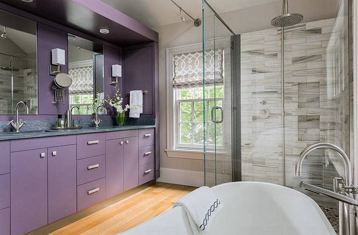 Современный дизайн ванной комнаты с фиолетовым шкафом