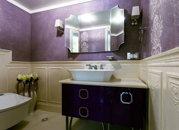 Роскошный интерьер ванной комнаты с пурпурным оттенком