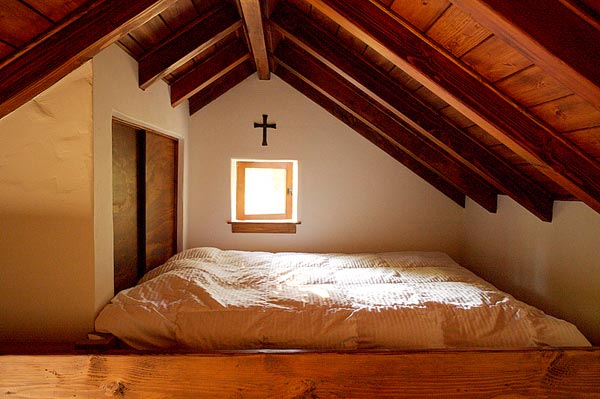 Спальня маленького коттеджа Innermost House в Северной Калифорнии
