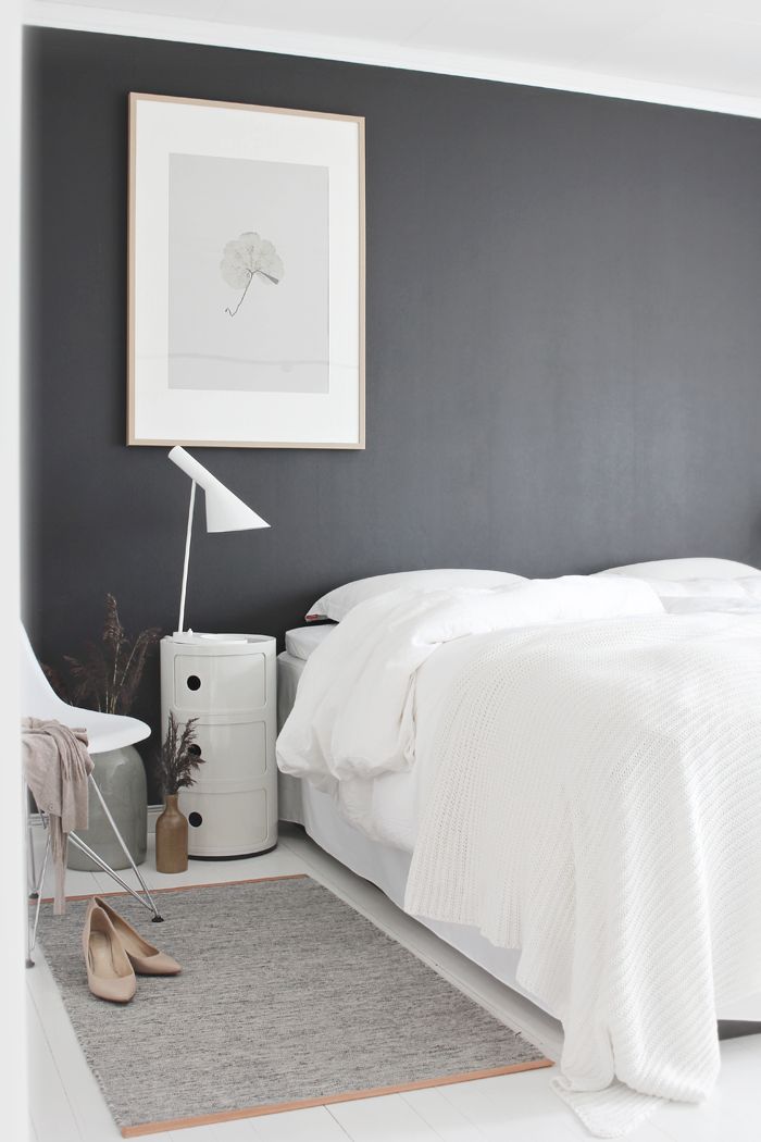 Стена черного цвета над изголовьем кровати в спальне