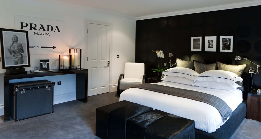 Черная мебель и белая кровать в спальне