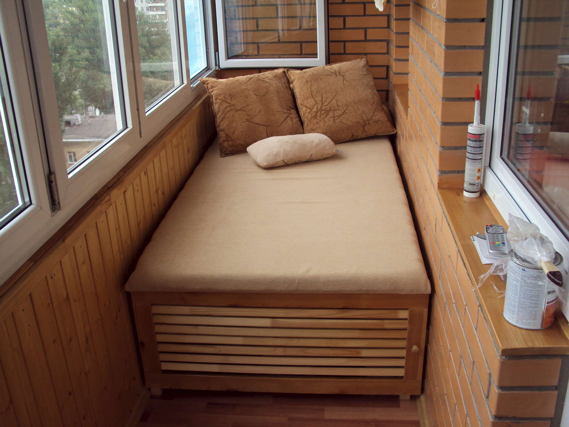 Роскошное оформление спальни на балконе