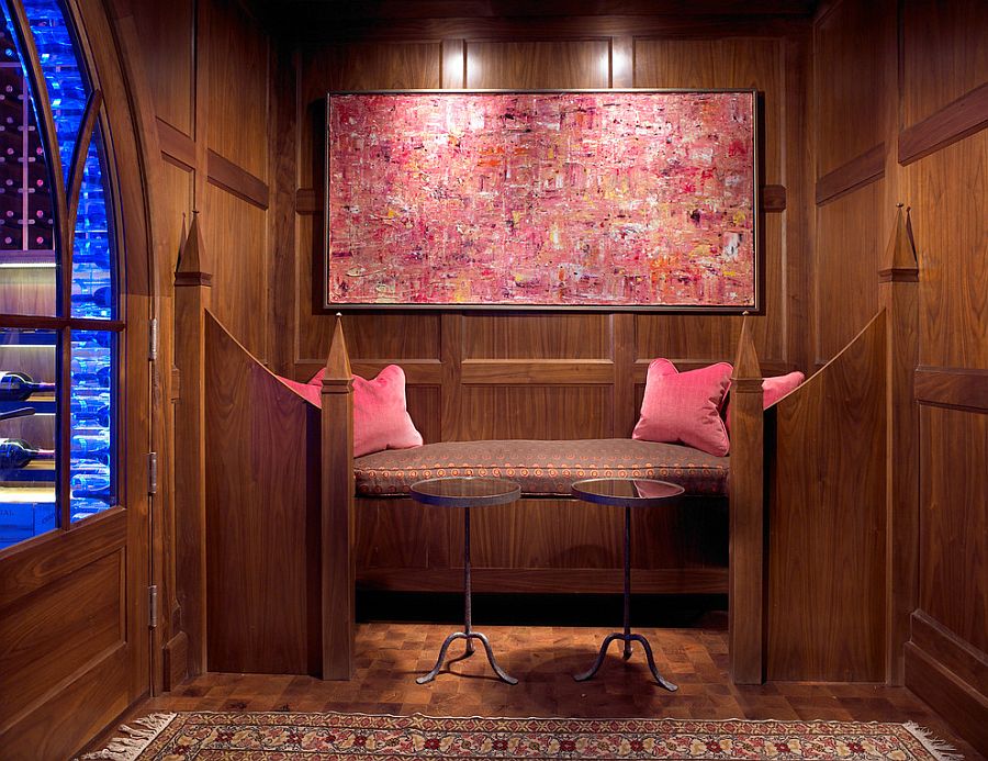 Дизайн винного погреба с абстрактной картиной и розовыми подушками