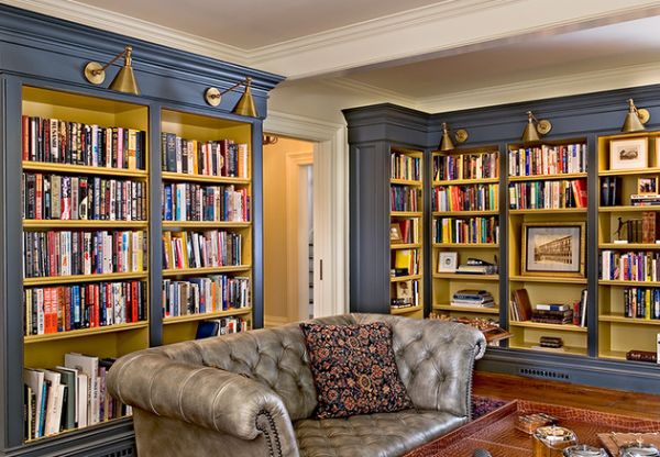 Синие бермуды домашней библиотеки обжитой диваном Chesterfield от Crisp Architects