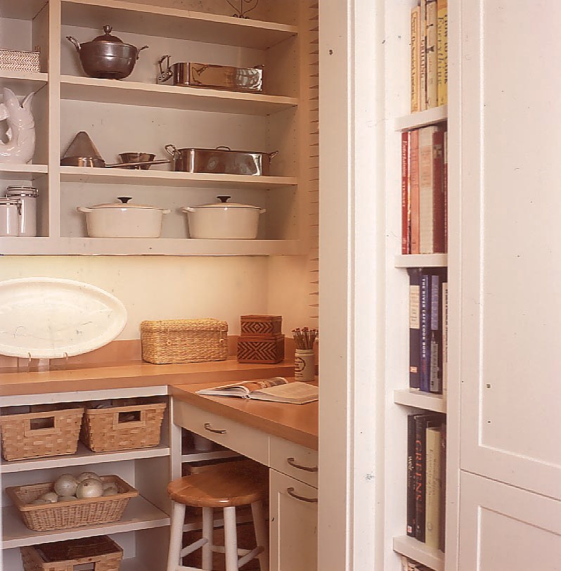 Порядок в кухонных шкафах - уютная кладовая с рабочим местом