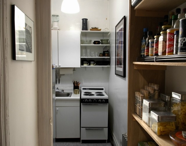 Порядок в кухонных шкафах - ёмкости с крупами и соусами на полках