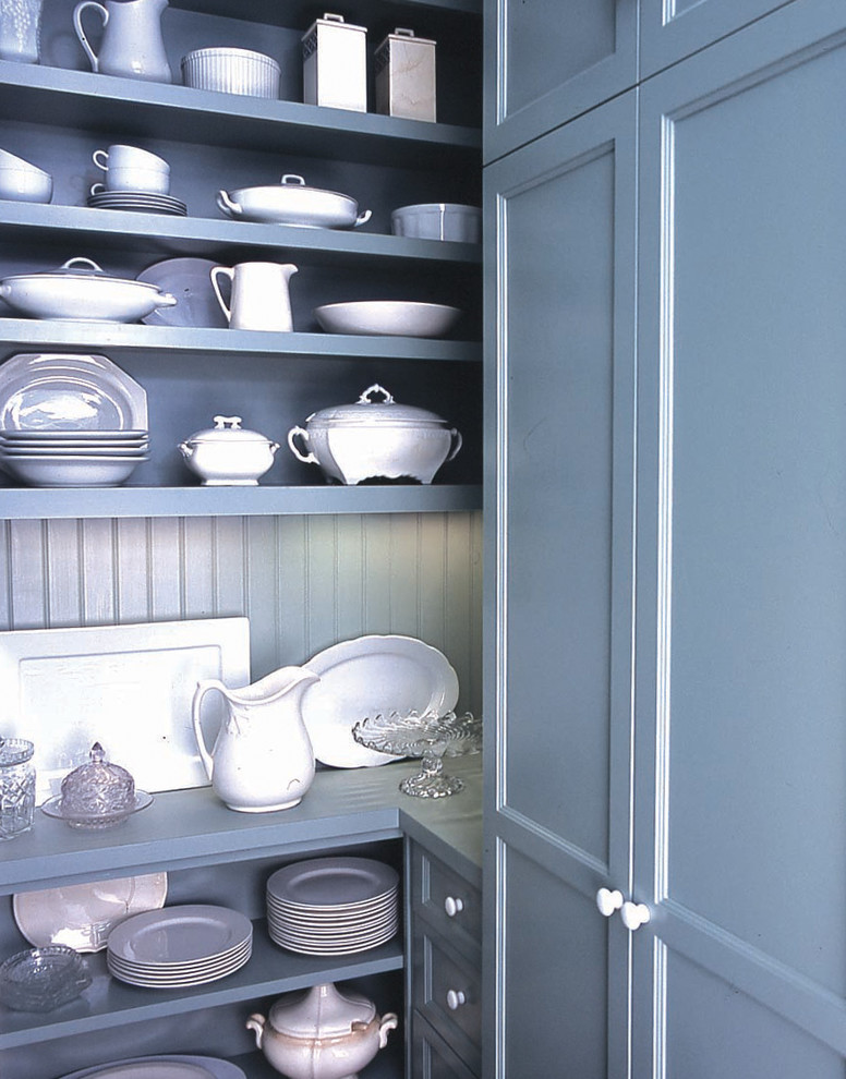 Порядок в кухонных шкафах - интерьер кладовой в сером цвете