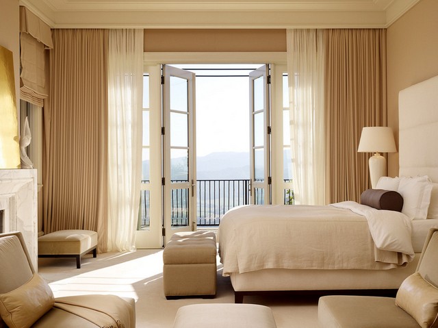 фото штор в спальне с балконом