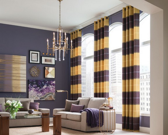 желто-фиолетовые полосатые шторы к фиолетовым стенам