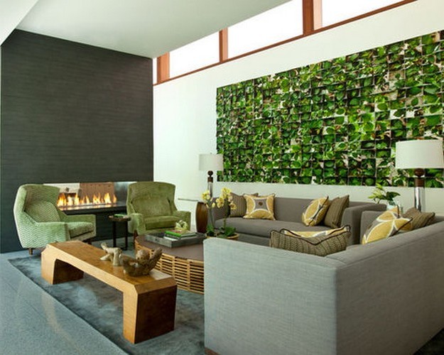 зеленый диван в сером интерьере
