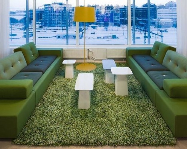 зеленый диван в интерьере