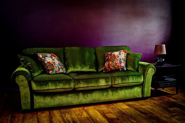 зеленый диван в фиолетовом интерьере