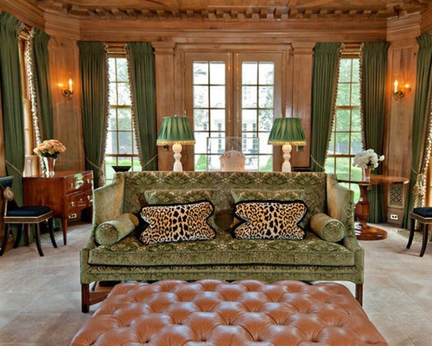 зеленый диван в классическом интерьере