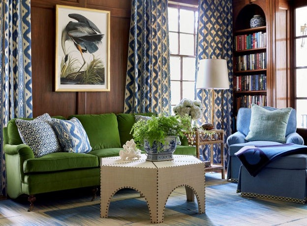 зеленый диван и синее кресло