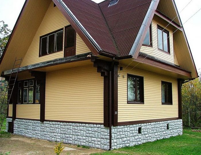 Чтобы дом был красивый не только изнутри, но и снаружи, фасад тоже нужно обновить фото ремонта деревянного дома внутри