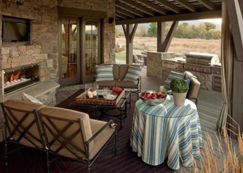 Летняя кухня с отрытой верандой может быть частью дома, объединенной с ним крышей