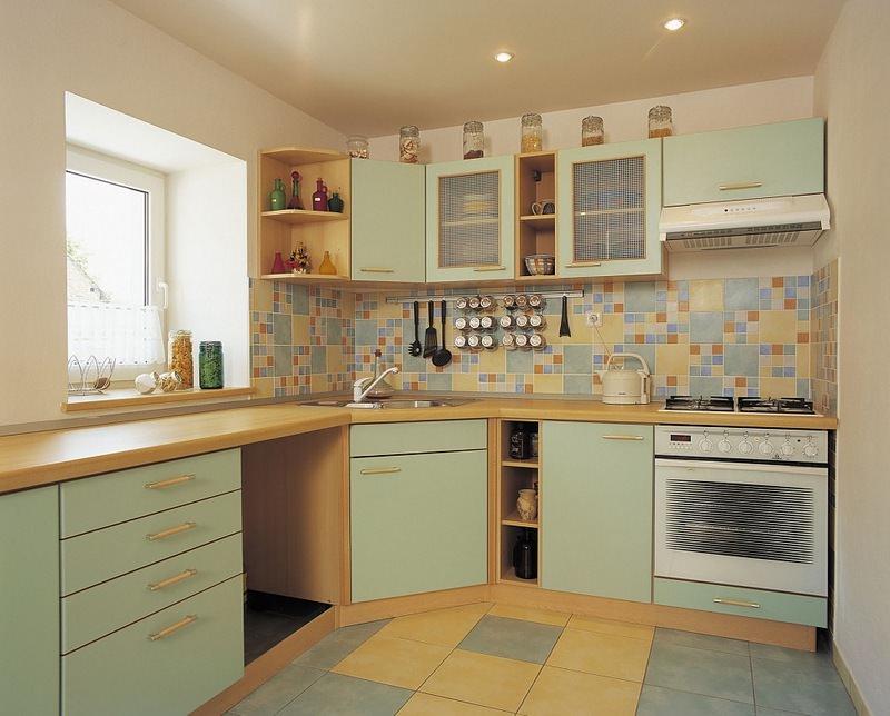 Плитка может покрывать все стены кухонного помещения, или же только фартук рабочей зоны