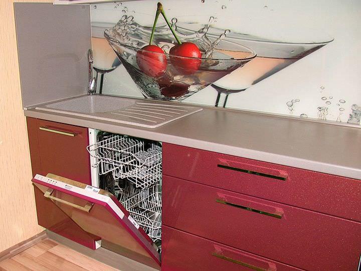 Около мойки наиболее часто устанавливается стиральная машина или посудомойка
